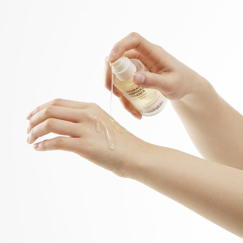 Hydrating Ampoule Essence na ruce